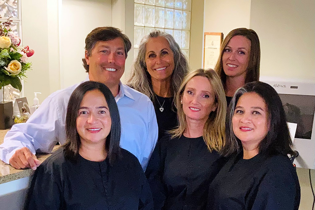 Dr Stefen LIppitz and the Lippitz Smiles team in Lincolnwood